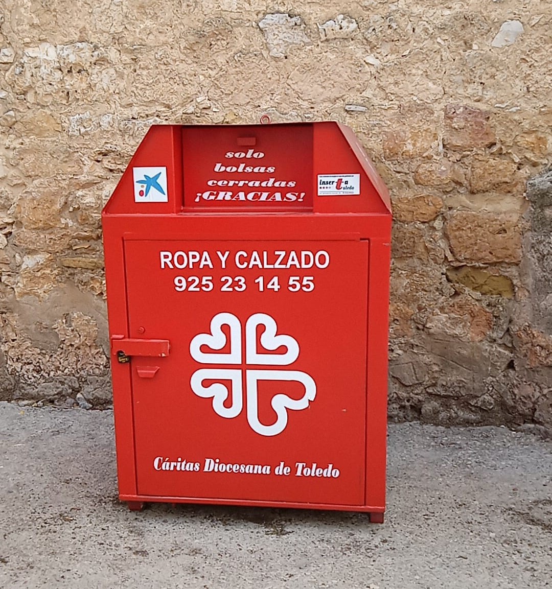La donación de ropa usada en los contenedores de contribuye a la creación de empleo y al cuidado del ambiente - Cáritas Diocesana de Toledo